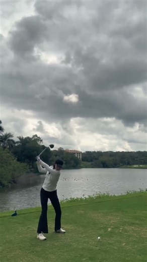 Nature lake and smooth golf swings 🌿🏌️💫 #GolfPractice #GolfUSA #GolfSwing #GolfGame