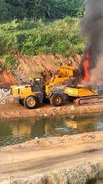 Front loader douses flames to save nearby excavator in Guangdong, China