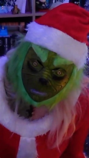 The most UNEXPECTED Grinch cosplay