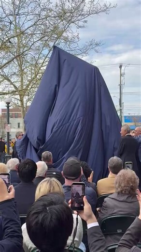 ⚡️🚨حادثة ظريفة كادت ان تحطم تاريخ الأسطورة الياباني إيتشيرو نتيجة حسابات خاطئة لمن قام بتصميم التمثال.حيث تعرض التمثال اثناء حفل الافتتاح الى انكسار المضرب مما تسبب بإحراج في مناسبة كان يفترض ان تكون لحظة تكريم أسطورية المضحك ان إيتشيرو نفسه عندما شاهد ما حدث لم يتمالك نفسه وانفجر ضاحكاً وقال : لم أتوقع أن يُكسر مضربي هنا أيضًا على يد ماريانو بينما ضحك الجميع وتحولت اللحظة إلى اكثر متعة برغم ماحدث ونال شهره اكبر بعد انتشار الفيديو على نطاق واسع .