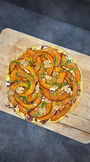 Metro Cuisto Dodo on Instagram: "TARTE POTIMARRON, OIGNONS & FETA 🧅 4 personnes : • 1 pâte feuilletée • 1 potimarron • Marinade : 3 c.s. huile d’olive, 1 c.s. huile de sésame, 1 c.s. sirop d’érable, 1 c.s. balsamique • 2 oignons rouges • 150g de fêta • 2 c.s. de yaourt à la grecque / skyr • huile d’olive • sel & poivre Couper le potimarron en tranche, badigeonner de la marinade et faire rôtir 25 minutes à 190°C. En attendant, couper les oignons et et les faire cuire dans une casserole avec de l