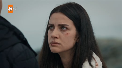 Mar Negro | Fugitiva – Capítulo 16 | Doblado #MarNegro #SenAnlatKaradeniz | Atv Español