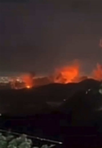 Video shows aircrafts over the sky with explosions in the background amid suspected U.S. airstrikes on Caracas, Venezuela. #Trump #Venezuela #Military #Strike #Caracas