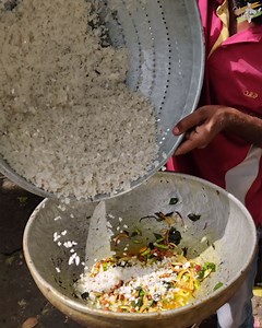 170K views · 1.9K reactions | Live making of Poha in Nagpur | Street style Tarri Poha | Yum Yum India | Facebook