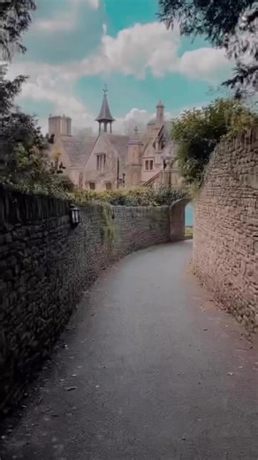 The magical Manor at Castle Combe. ✨💛 Beautiful footage by Natalie, snapshotsofwander (IG) ✨💛 📌 Save for your travels ➡️ Follow us for everything Cotswolds Come and see the Cotswolds this year and visit our website for help: www.visitthecotswolds.uk . . . #visitthecotswolds #thecotswolds #cotswolds #castlecombe #castlecombevillage #wiltshire #hotel #cotswoldssocial | Visit The Cotswolds