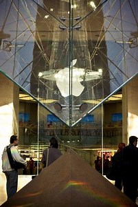 Apple opens doors to France's first Apple Store | AppleInsider