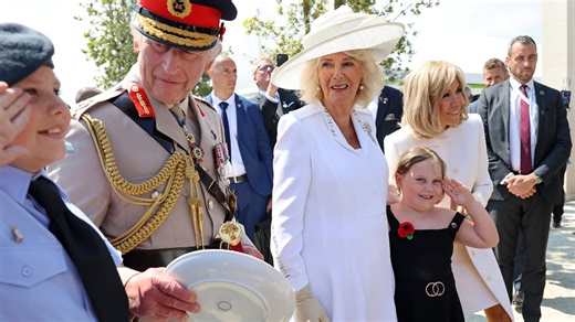 Kids are snapped with King after gatecrashing D-Day events to show their plates