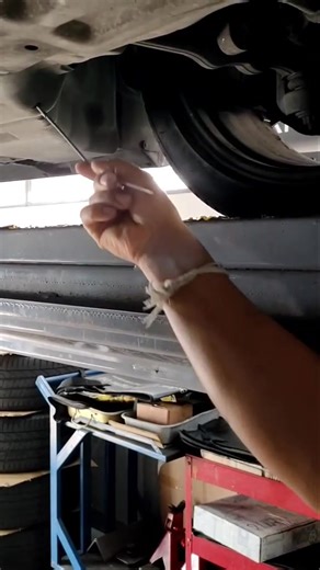 #มิชชั่น คอมพลีส#เสียงดังขณะขับขี่คล้ายมีเหล็กตีอยู่ใต้ท้องรถ ต้องจอดยกขึ้นยานแม่มา กว่าจะหาสาเหตุเจอ เส้นผมเกือบบังภูเขา สุดท้ายช่างเราก้อเจอสาเหตุ