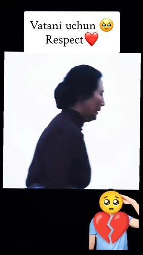 mem on Instagram: "日本利用压电瓷砖将脚步转化为电能。这些瓷砖捕捉来自你脚步的动能。当你行走时，你的重量和动作会对瓷砖产生压力。瓷砖会轻微弯曲，从而产生机械应力。瓷砖内部的压电材料将这种应力转化为电能。每一步都会产生少量电荷，而数百万步结合在一起就能产生足够的电力来驱动 LED 灯、数字显示屏和传感器。在像涩谷车站这样繁忙的地方，每天大约有 240 万个脚步为这一系统作出贡献。这些电能可以被储存或立即使用，从而减少对传统电力来源的依赖，并支持可持续的城市基础设施。这种方法将日常运动转化为实用的可再生能源 #日本 #知识 #事实 #你知道吗 #推荐 #科技 #创新 #历史 #技术 #实验 #热门"