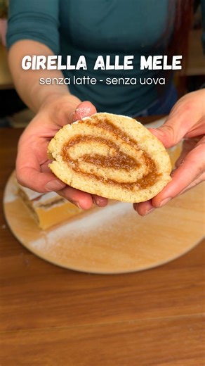 Giorgia seeds 💚 on Instagram: "🍎Una ricetta che non vi aspettate con le mele... ho veganizzato la versione di @busezeynep Grazie per questa idea meravigliosa! Ingredienti Per il ripieno 5 mele 50 g di zucchero di canna 1 cucchiaino di cannella 1 cucchiaino di cardamomo 1/2 cucchiaino di noce moscata 1 pizzico di sale Per la base 300 g di farina 00 70 ml di olio di semi 60 g di zucchero 330 ml di acqua tiepida 16 g di lievito per dolci 1 pizzico di sale Per la tisana torsoli e bucce delle mele