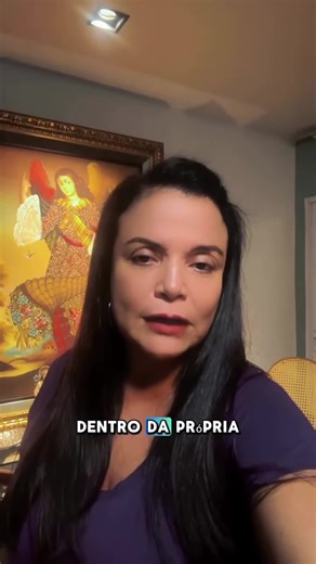 Andréa Vermont on Instagram: "A ansiedade não se resolve com frases prontas nem com cobranças disfarçadas de incentivo. Quem vive em estado de alerta já carrega culpa demais. O que ajuda não é mandar acalmar, é permanecer junto. Respeitar o tempo do outro, validar a dor e oferecer presença é muito mais terapêutico do que qualquer conselho raso. 🚨 Se o seu desejo é se aprofundar em psicanálise com uma formação completa, renomada e com acesso vitalício, aproveite nossa Oferta Black com mais de 7