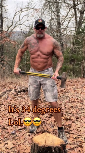 Chilly day #lumberjack #woodsplitting #shirtlessguys
