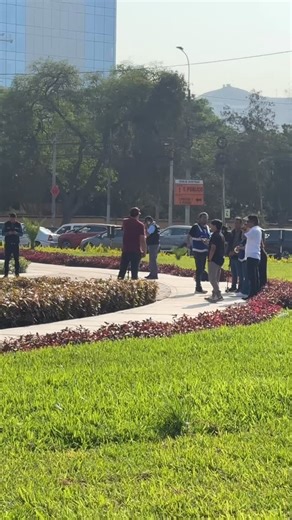 Instalación de barreras Hammer Blocks en el nuevo Bypass 🚧 de la 📍Av. Javier Prado Soluciones diseñadas para obras de alto tránsito, control vehicular y protección en proyectos de infraestructura en Lima y todo el Perú 🇵🇪 Cotiza ahora al 📲 957292457 – 946115931 – 988008057 • • • #BarrerasViales #HammerBlocks #bypassjavierprado #ObrasViales #javierprado | Rubber Parking