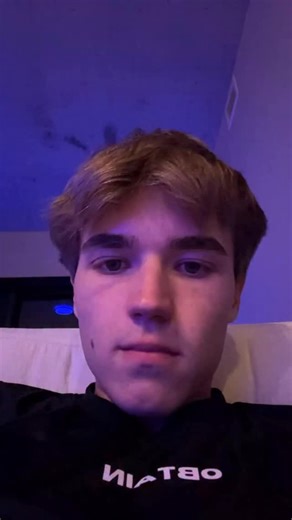 How to DEBLOAT FACE FAST (Save This) If your face looks puffy or swollen, it’s not fat — it’s water retention poor hydration timing. DAY 1 – FLUSH • 20–30 oz water on waking • Add sodium (¼–½ tsp salt) → Low sodium = face holds water • 10–20 min walking • Cut alcohol, sugar, processed foods • Add potassium (coconut water, potatoes) • No late eating DAY 2 – BALANCE • Follow 3:2 sodium : potassium • Sip water all day (don’t chug) • Cold face splash / ice roller • 8–10k steps • Don’t cut salt (rebo