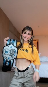 91K views · 10K reactions | Alana con su cinturón de campeona de Stream Fughters 3 y señalando a la comunidad de Alana Reals #alanafloresf #alanalarana #alana #reel #streamfighters | Alanasource | Facebook