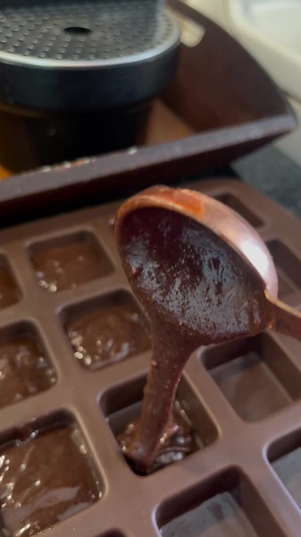🍫 Brownies con Licor de Café Geisha ☕️ ¡Hola a todos! 🌟 Hoy les traigo uno de los treats más solicitados que combina dos de mis cosas favoritas: ¡chocolate y café! Pero no cualquier café, estamos hablando del exquisito Café Geisha. Este café es conocido por sus notas florales y frutales, y cuando se combina con el chocolate, crea una experiencia de sabor única. 😍 Estos brownies son perfectos para cualquier ocasión, ya sea una reunión con amigos o simplemente para darte un capricho. El licor d