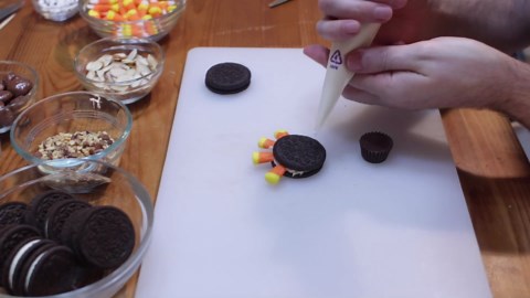 How to Make Oreo Turkeys