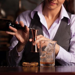 How to shake a cocktail and types of cocktail shaker