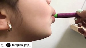 This is an excellent example of a child working toward their jaw-lip dissociation and lip rounding goals! From the book, A Sensory Motor Approach to Feeding, Fish Lip Pops by Overland & Walsh use tactile cueing and vibration for sensory information to cue a motor goal. Note that this patient still has some postural instability that is seen by hyperextention of the neck. The great SLP working with this patient will address this in future sessions. way to go! video by: @terapias_jmp_ on Instagram,