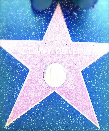 Conny Merlin y su estrella en Hollywood