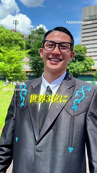 【今日あなたは何着てる？】ベンチプレス世界第3位🎖️ LINEA MODEのデザイナーとして服づくりにも関わるkensukeさんにインタビュー！全身ブラックを基調に、個性が光るアイテム選びに注目👀✨ @Valentino @ユニクロ【公式】 @PUMA @acnestudiosofficial @gentlemonster #今日あなたは何着てる #ストリートスナップ #streetwear #streetstyle #ブラックコーデ #TAU #古着 #LINEAMODE #リネアモード #Valentino #ヴァレンティノ #UNIQLO #ユニクロ #PUMA #プーマ #AcneStudios #アクネストゥディオズ #GENTLEMONSTER #ジェントルモンスター #StrangeThugSense #ストレンジサグセンス #ASCENE #エーシーン