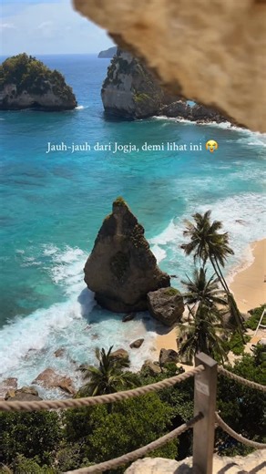 Timur Asy'ari on Instagram: "Totally worth it ✨🌊💎 Ini sebenernya wishlist pertama kalau nyampe Nusa Penida langsung gas ke Diamond Beach yang posisinya paling ujung timur, jaraknya lumayan 1 jam-an, dengan kondisi jalan naik turun mirip Temple Run, dag dig dug ser iya sih, tapi pas nyampe langsung mikir “oh pantes.” 🌴 Bahkan sebelum balik ke Sanur, the day after, aku sempetin balik lagi ke sini karena semagical itu,😭 HTM 45k, dan yes… totally worth it. ✨ Saran aku sih, nikmati view pantai in