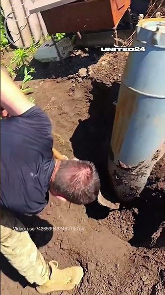 Ukrainian Soldiers Remove Russian Bomb For Subsequent Neutralization #warinukraine