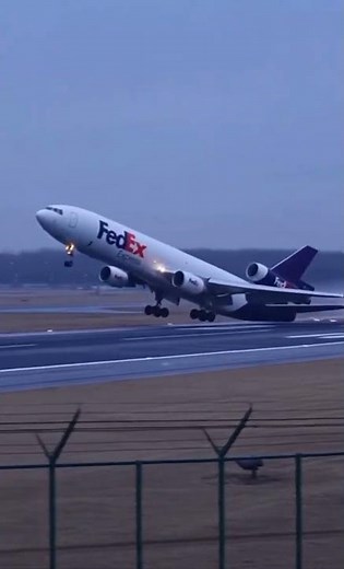 FedEx MD-11 Hard Landing Incident During Gusty Approach ✈️🔥 #aviation #aircraft #automobile #airplan