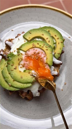 Healthy Breakfast: Oatmeal Waffles with Avocado & Egg 🧇🥑