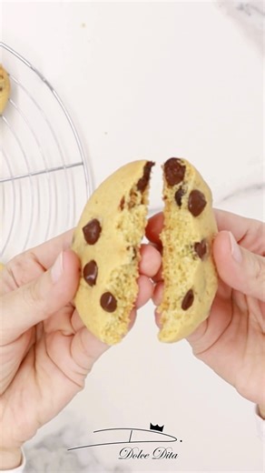 🍪 MA RECETTE DE COOKIES PRÉFÉE 🍪 ! Et en plus très facile à faire 👩🏻‍🍳. Ingrédients: 125g de beurre mou 150g de sucre roux (cassonade) 1 sachet de sucre vanillé (10g) 1 oeuf 250g de farine 1/2 sachet de levure chimique (5g) 150g de pépites de chocolat (130g 20g pour la déco) 1. Versez le beurre et les deux sucres dans un grand saladier. Crémez avec une spatule jusqu'à ce que tout le sucre soit incorporé. 2. Ajoutez l'oeuf et mélangez soigneusement pour l'intégrer à la préparation. Attention