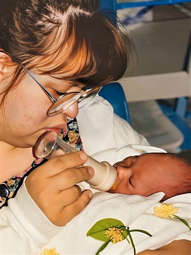 A couple with Down syndrome had a child: he is now 27 years old. The couple, both living with trisomy 21, chose to have a child despite the challenges. 🔍🙄 Happy and determined, they succeeded in realizing their dream of becoming parents. Their son is now 27 years old. 🤔📸 Curious to see what he looks like today? 👨‍🎤➡️ Check out his photos in the comments section below ⬇️⬇️⬇️ | Cool and good news