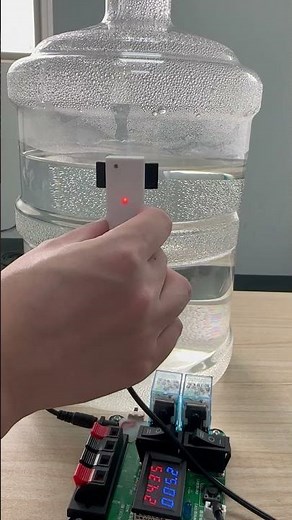 High precision non-contact capacitive liquid level sensor