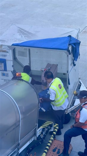Changi Airport Singapore Airlines Boeing 787-10 Dreamliner Ground staff loading luggage #travel