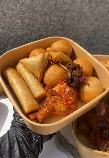 Small Chops Event Pack is perfect for your events — neatly packed, well secured, and ready to impress your guests. Our small chops are not just aesthetically pleasing, they are very sweet, fresh, and satisfying 😍 Let us cater for your birthdays, weddings, corporate meetings, owambes and private parties. Quality, taste and neat packaging every single time. Send us a WhatsApp message for enquiries or to place an order: 📲 234 906 072 6119 #AbujaCaterer #AbujaSmallChops #EventCateringAbuja #AbujaE