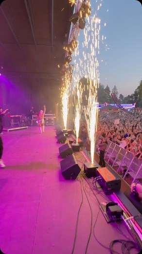 Hello Bombshell ® Hair Extensions | Följ med @hellobombshellsthlm.anton och styla när @frokensnuskofficial spelar på Furuvik 💕🩷 Hela videon hittar ni på våran TikTok... | Instagram