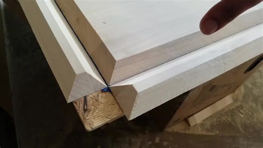 There is actually another beveled piece that goes on top so its 360 degrees of bevels. Stay tuned for tips at my page carpentry_bymar ‎#renovate #keepcraftalive #trim #design #carpinteria #homeimprovement #millwork #tools #dewalttough #homedecor #interiordesign #crownmolding #remodel #renovation #finishcarpenter #interior #finecarpentry #baseboard #miter #home #finishcarpentry #bestIGwoodworking ‎#builder #homerenovation #carpenter #woodworking ‎#woodworker #woodwork #carpentry