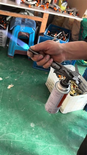 Gas flame gun don’t worry hit your hand