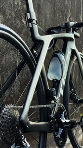 エモンダに穴が開きました — 新しいロードバイクのトラブル対処法