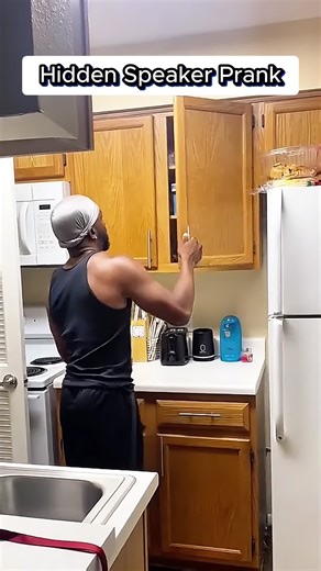 Hidden speaker 🔈 prank 🤣🤣#scareprank #jumpscare #fun #family #fyp | scare prank