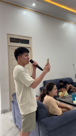 Liu Kah Ni 刘加妮 on Instagram: "Bestie kite lg karaoke 🎤 kita jgn lp rekam ya buat kenangan akan datang #karaoke #fyp #jangkauan"