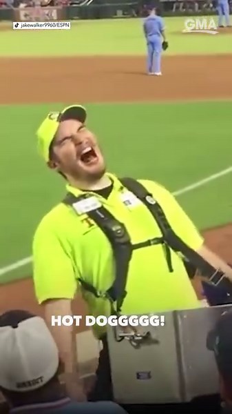 HOTTT DOGGGG! 😂🌭 Watch the hilarious way this man sells hot dogs at a baseball game! https://abcnews.link/l9lv7EE | Good Morning America