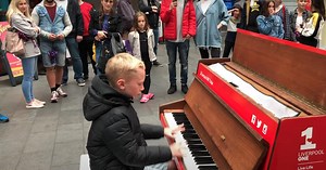 Young Boy Sits At Piano, Plays Four-Minute Medley Of Dance Hits Which Gathers A Huge Crowd