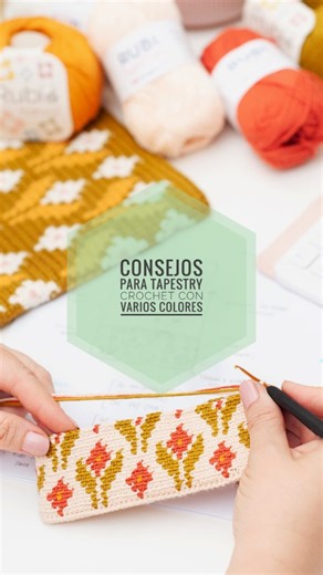 Mel | Diseñadora de Amigurumis Bonitos on Instagram: "Si no haces esto, tu Tapestry Crochet es un drama 😱💔 ¿Alguien más con ganas de cortarse las hebras cuando se lían al hacer los cambios de color en esta técnica? Todo se reduce a ultima lazada, cruce y tensión ¡Y a guardarse este reels para no olvidarlo! 😎😎😎 ¿Alguna otra cosa que se os resista del Tapestry? ¡Contadme! Os leo en comentarios 😌🧶 #amigurumi #crochettips #tapestrycrochet #trucoamigurumi #ganchillotecnico"