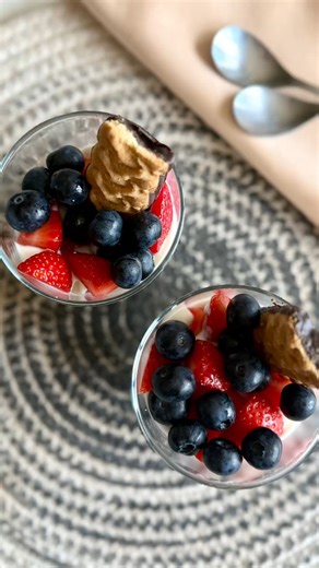 🍓 Postre fácil, rápido… ¡y espectacular! ✨🍋 Trocea nuestro bizcocho de limón Codan, mézclalo con yogur griego y añade fresas y arándanos. ¿El resultado? Un capricho express que sabe a gloria 😍 | CODAN