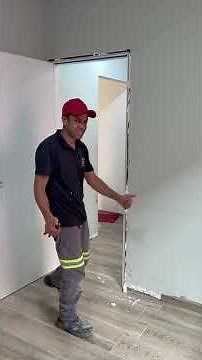 Instalação da porta com batente com madeira pronta para instalação #obra #construção