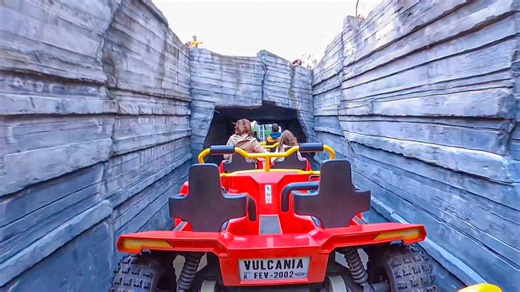 Namazu at Vulcania really is a family coaster that has it all! Including one of the best ways to start a coaster: vertical drop track! 😍 What then follows is a nice family roller coaster with two tyre driven launches, and a terrain style layout 💕 The ride also features a nicely themed queue and pre-show, station and indoor section! Oh and the trains are super neat, too! It might be the only coaster in the park, but it's great fun and the makes the visit to this educational style park well wort
