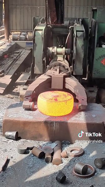 Satisfying ASMR Forging Hammering 🔨 #forging #hammering #hammer #forge #metal #satisfying #oddlysatisfying #asmr #fyp