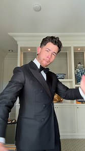 📸 Tik Tok | Nick Jonas (@nickjonas ) | Trad 😎 "Mamá y papá están fuera esta noche" 🔥😍 . 😎✨ | Jonas Brothers News