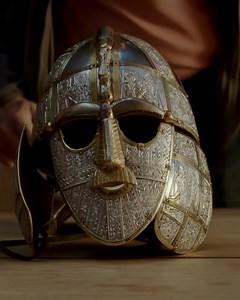 38K views · 323 reactions | Hvordan så kongernes gud Odin ud? Historiker Cecilie Nielsen kigger nærmere på, hvordan herskere i 600-tallet klædte sig ud som Odin for at skræmme folk til at indordne sig. Og det er et skræmmende billede selv i 2023. Se 'Gåden om Odin' på DRTV. | DR2 | Facebook