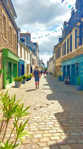 Clo et Clem on Instagram: "Gros coup de cœur pour cette ville de Bretagne 🤩 Est-ce que tu connais Lorient ? Voici les incontournables à ne pas manquer lors d’un voyage à Lorient et dans ses environs : - La base des sous-marins - La Cité de la voile - Le sous-marin Flore-S645 - Le street-art du port de pêche - Port-Louis et sa citadelle - Larmor-Plage et ses villages 🥰 Et toi, quelles sont selon toi les visites à ne surtout pas manquer à Lorient ? D’ailleurs, as-tu des bonnes adresses à nous re